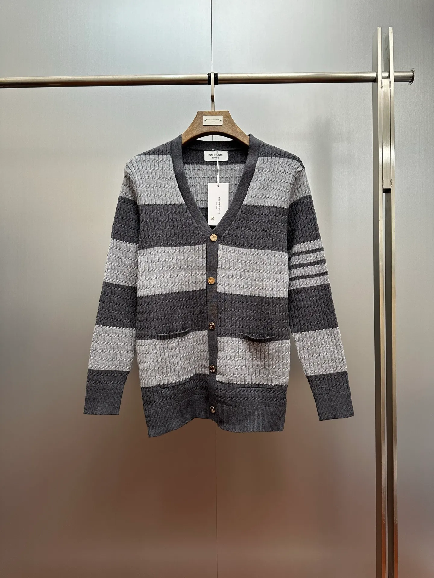 🔥P195💰Thom Browne Light Gray V 1:1， ， ， ， 。 Light Gray ， 。Classic V Retro ， ； ， 。 ， 。 ， ， ， ， 、 。 size：M-3XL